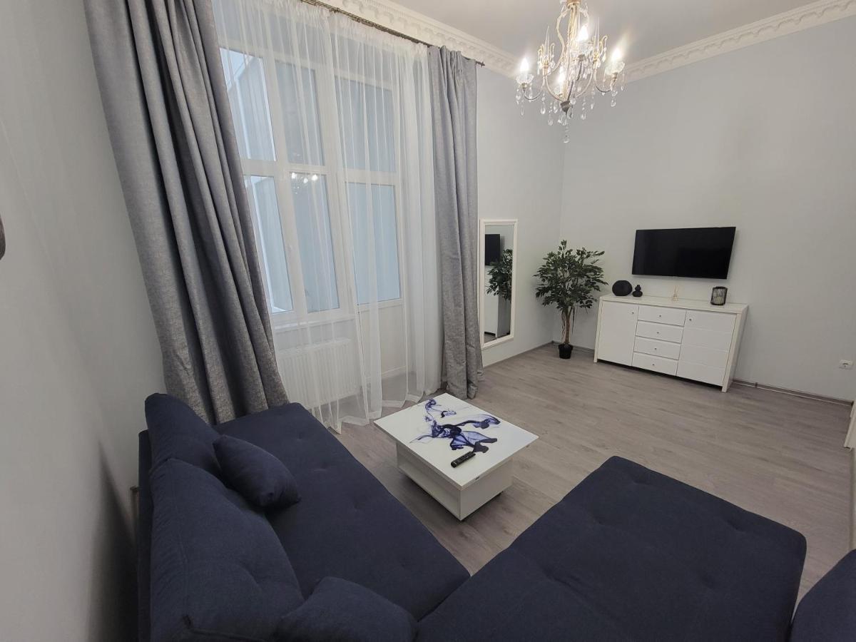 Warm & Cozy Apartment In The Heart Of Historical Lviv Bagian luar foto